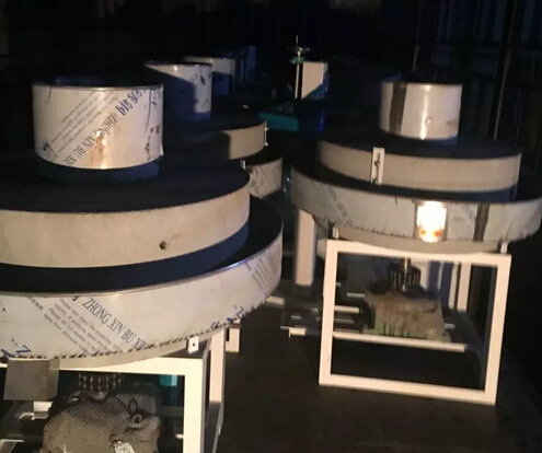 遂平劉總12臺日產20噸石磨面粉機設備今天連夜裝車發(fā)貨